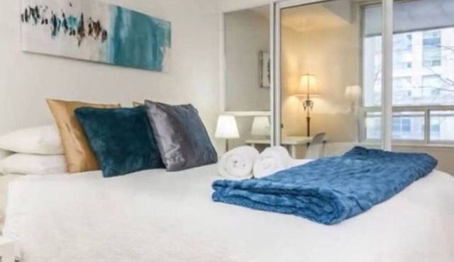 Stunning High Rise Hotel Style 1 Bed Downtown Condo Best Location Amazing View