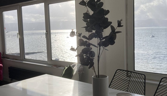 Stunning high spec apartment with Panoramic river views of the Clyde.