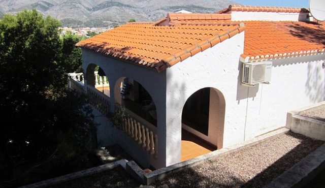 STUNNING HILLSIDE POSITION WITH PRIVATE POOL AND SHADY GARDEN