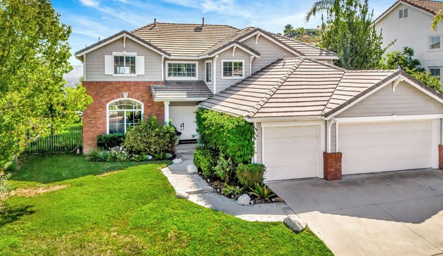 Stunning Hilltop 5BR W/View & Hot Tub!