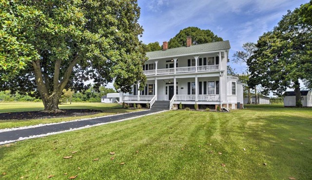 Stunning historic home w/large rooms. Close to attractions. Kid & pet friendly!