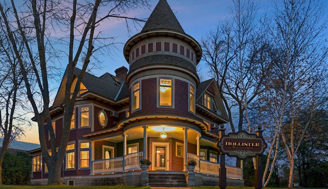 Stunning Historical Mansion: 8 bedrooms (sleeps 16+).