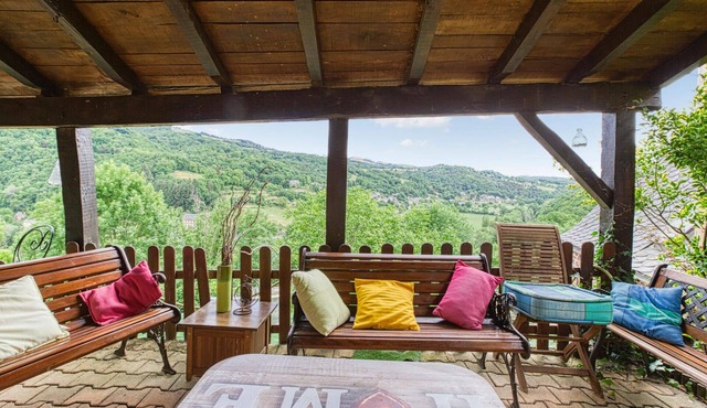 Stunning home in Saint Laurent d'Olt