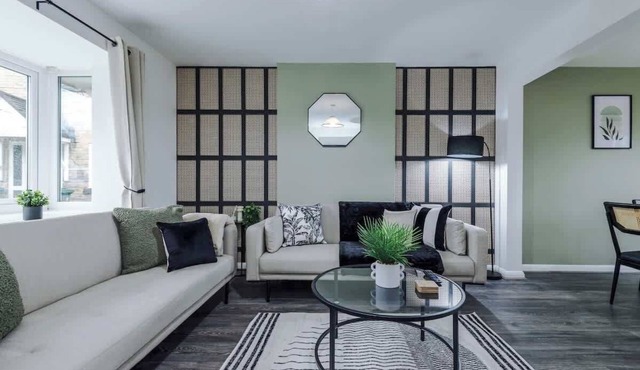 Stunning Home, Ideal for Business, FREE Parking!