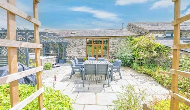 Stunning Holiday Cottage sleeps 8 with a hottub