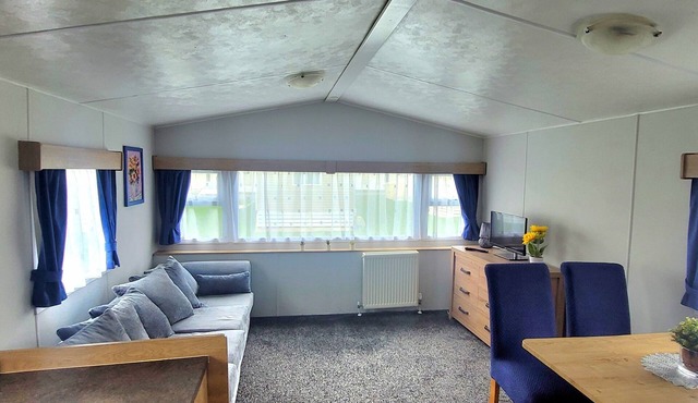 Stunning Holiday Home Beautiful Lakeside Views 15 Mins from Goodwood