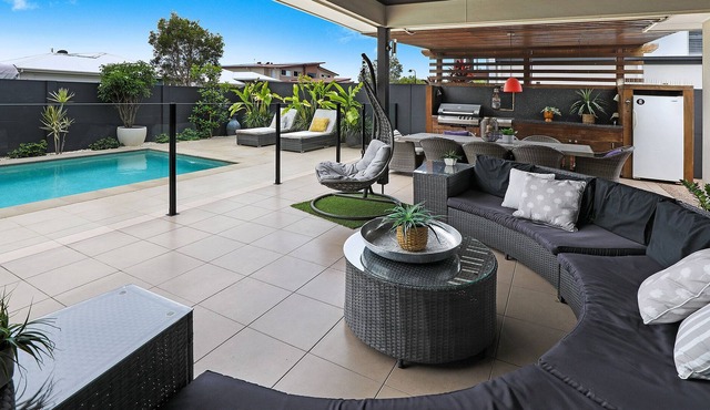 Stunning Home 10 mins to Mooloolaba Heated Pool Fire Place Pet Friendly