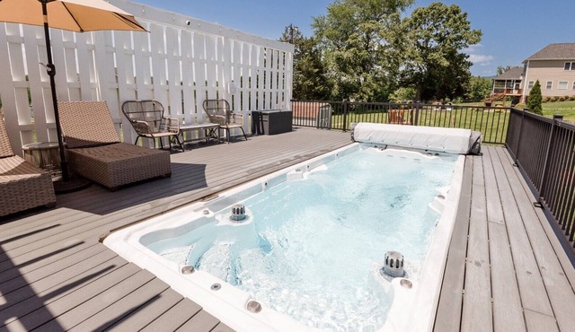 Stunning Home 15 Mins. To Liberty U. / Lynchburg, 19 Ft. Swim Spa, Mtn. Views