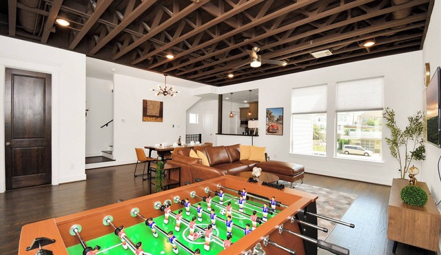 Stunning Home 3BDR 5Beds ft. Downtown Skyline View Rooftop BBQ