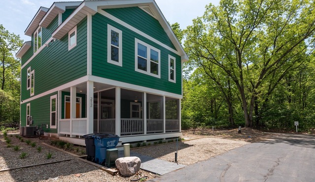 Stunning home. 6 bedrooms/4.5 bath!Sleeps 18. Flex check in/out times off season