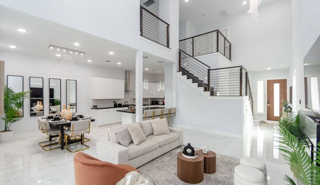 Stunning home away from home! Only 15 minutes from Downtown Houston