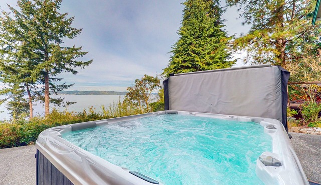 Stunning Home, Breathtaking Views, w/Hot Tub, WIFI, & Two Kids Play Areas!