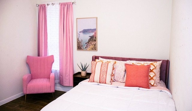 Stunning home close to Dallas down town, private room with shared common area