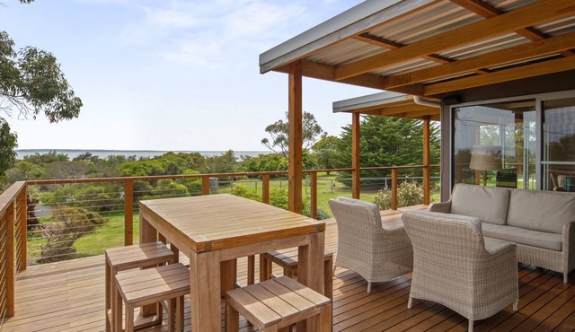 Stunning home close to beach and island attractions.