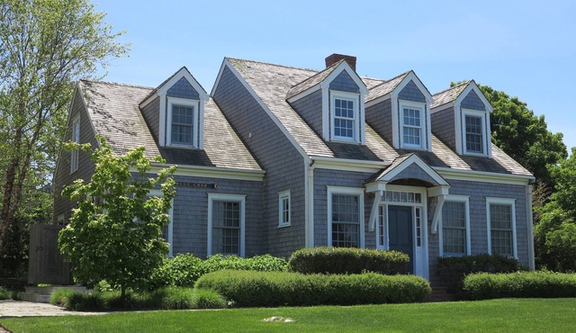 Stunning home- heated pool, spa, firepit, privte acre, walk or free bus to town