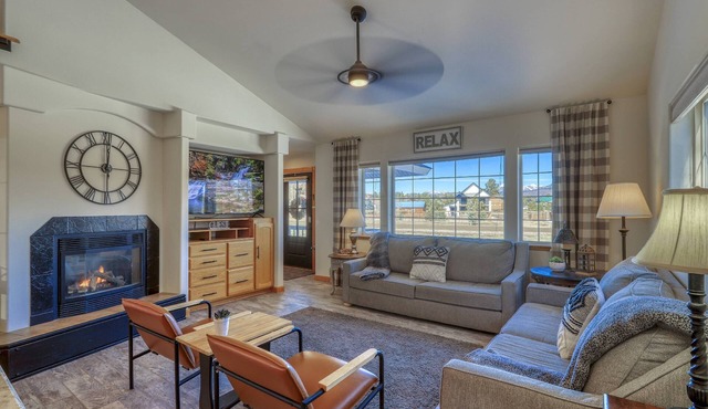 Stunning Home, Hot Tub, Firepit, Ping Pong, Patio, Near Lake & Trails