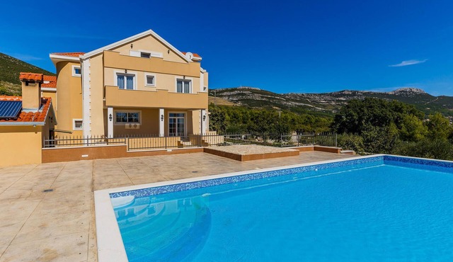 Stunning home in Kastel Novi