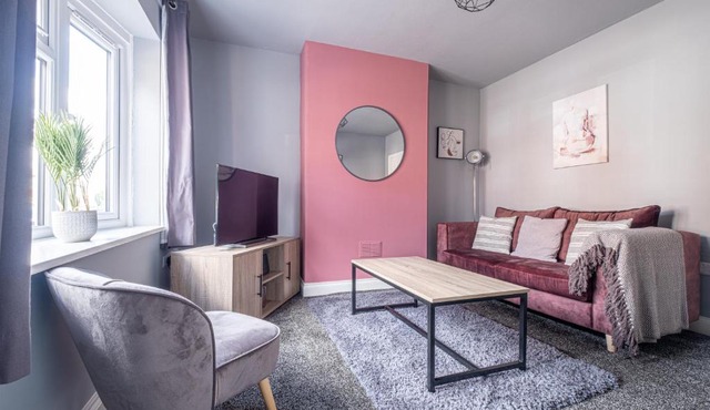 Stunning Home Ideal for comfort by Our Home Short Stays Free parking fast Wi-Fi and plenty of shops and eating options close by