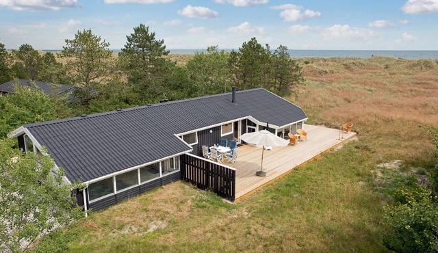 Stunning home in ålbæk with WiFi