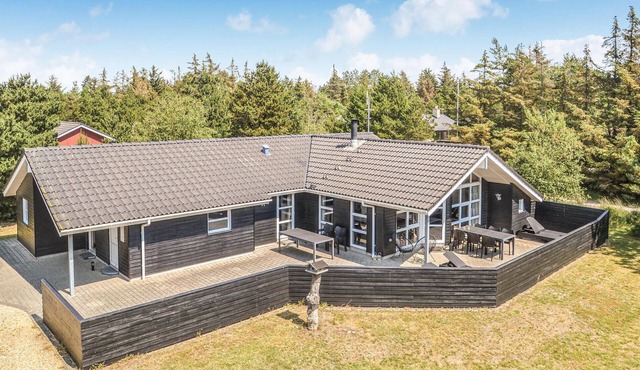 Stunning home in Blåvand with kitchen