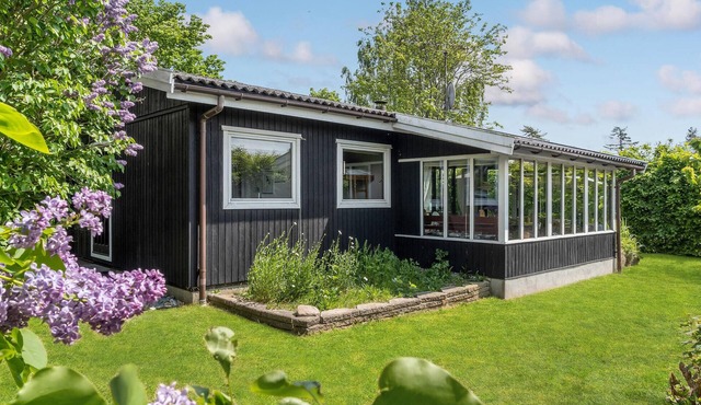 Stunning home in Bogø By with kitchen
