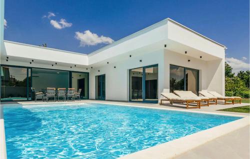 Stunning Home In Donji Prolozac