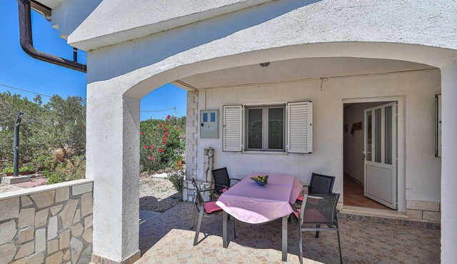 Stunning home in Drvenik Mali with WiFi