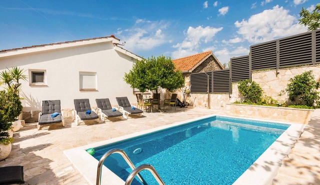 Stunning home in Desne