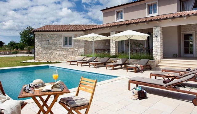 Stunning home in Divsici with WiFi
