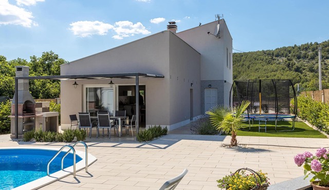 Stunning home in Dograde