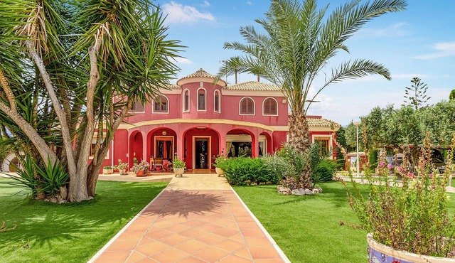 Stunning home in Elche