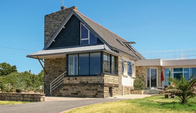 Stunning home in Moelan sur Mer