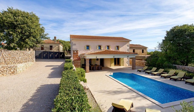 Stunning home in Garica