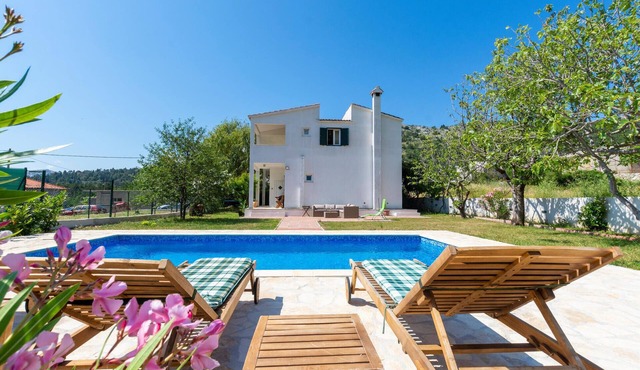 Stunning home in Gata
