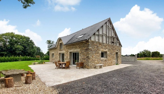 Stunning home in Guégon with WiFi