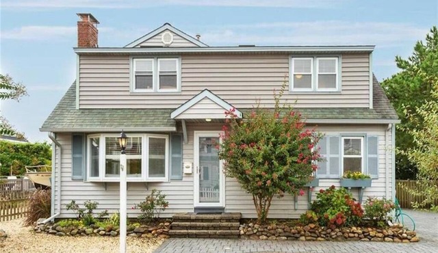 Stunning home in Haven Beach with 5 Bedrooms, Heated swimming pool and WiFi