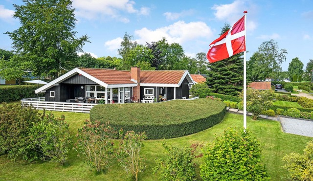 Stunning home in Hejls with kitchen