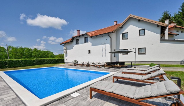 Stunning home in Desni Stefanki