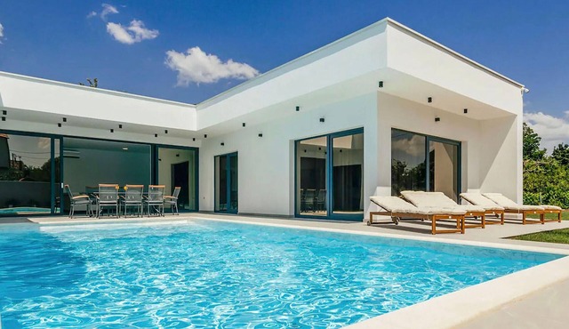 Stunning home in Donji Prolozac