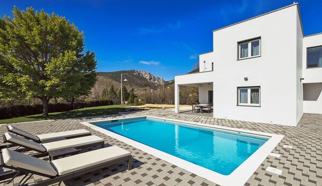 Stunning home in Donji Prolozac