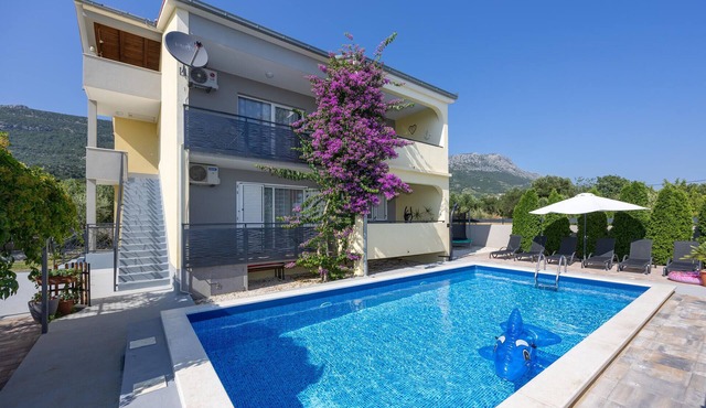Stunning home in Kastel Luksic