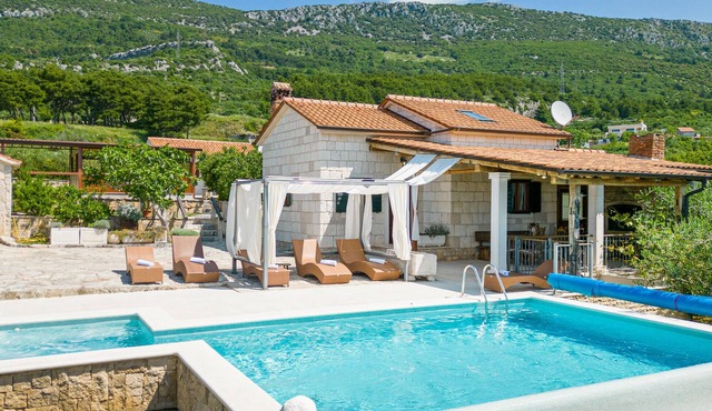 Stunning home in Kastel Luksic