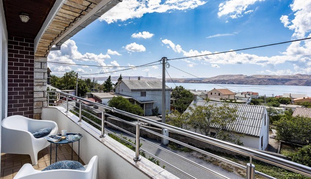 Stunning home in Karlobag with WiFi