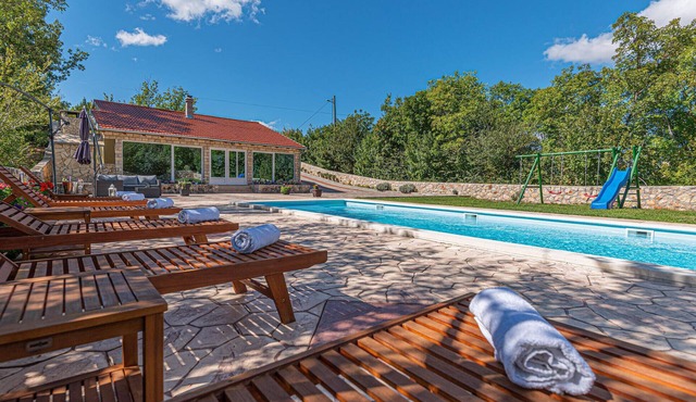 Stunning home in Knin