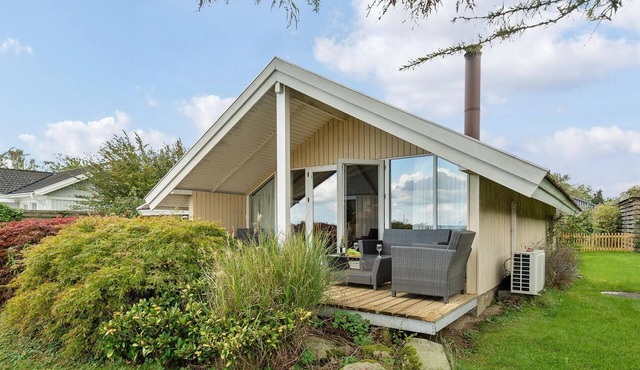 Stunning home in Køge with house sea view