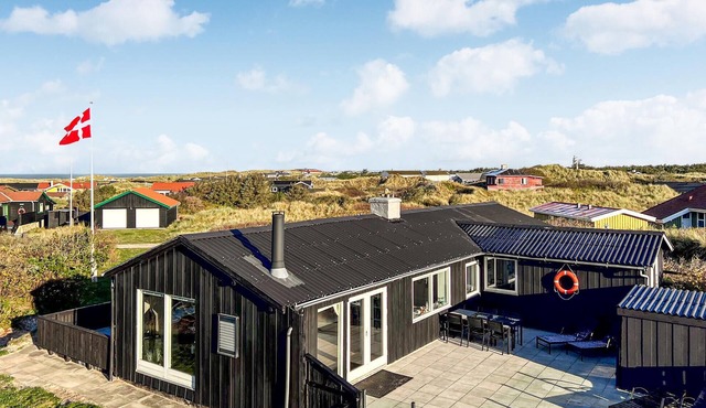 Stunning home in Løkken with kitchen