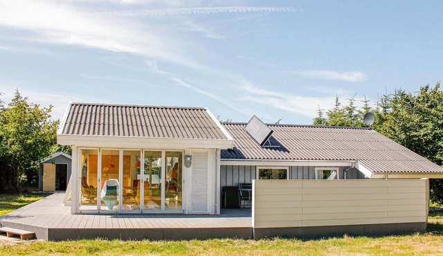 Stunning home in Løkken with WiFi