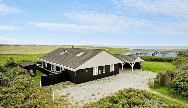 Stunning home in Løkken with WiFi
