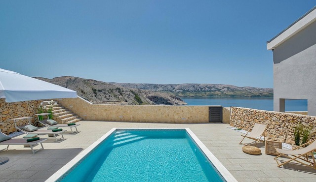 Stunning home in Metajna
