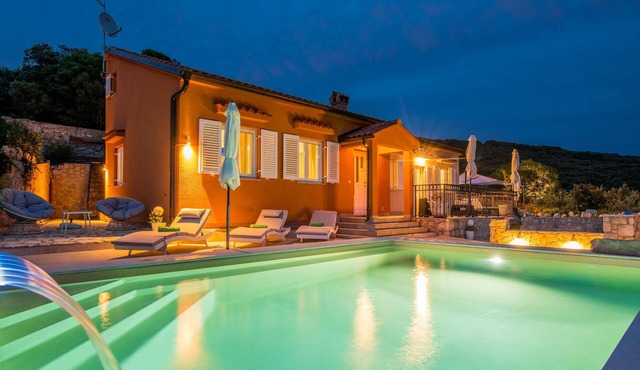 Stunning home in Miholascica
